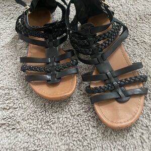 Crisscross booty black sandal.